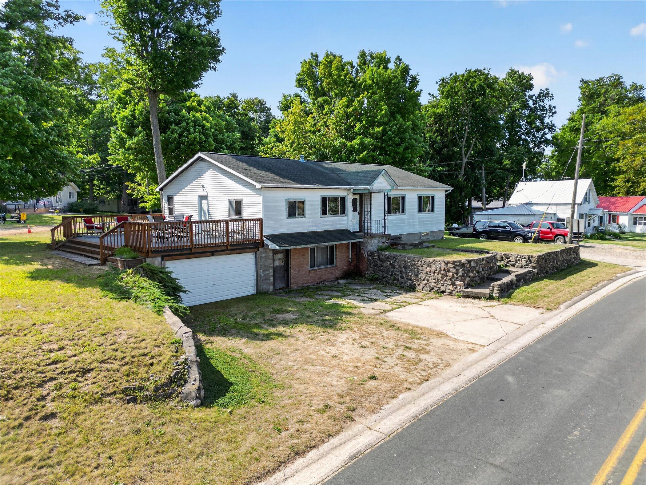 2610 S Shore Drive Property Photo 2