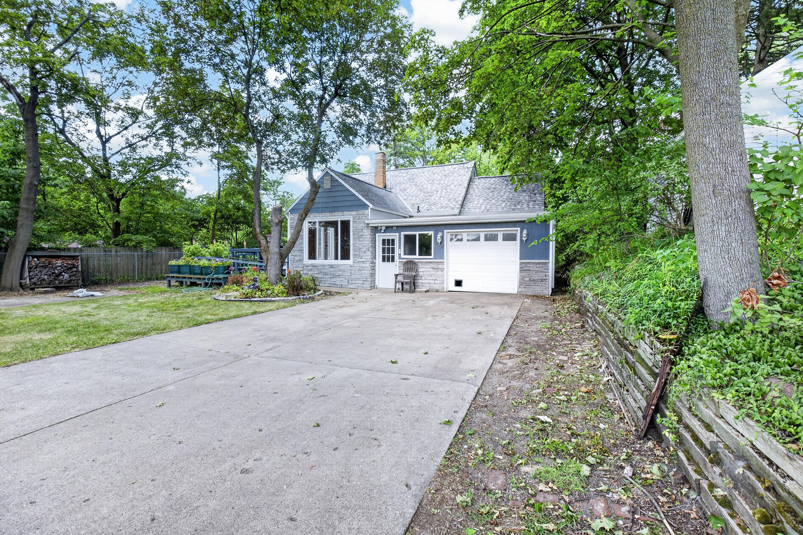1202 Pinehurst Boulevard Property Photo 1