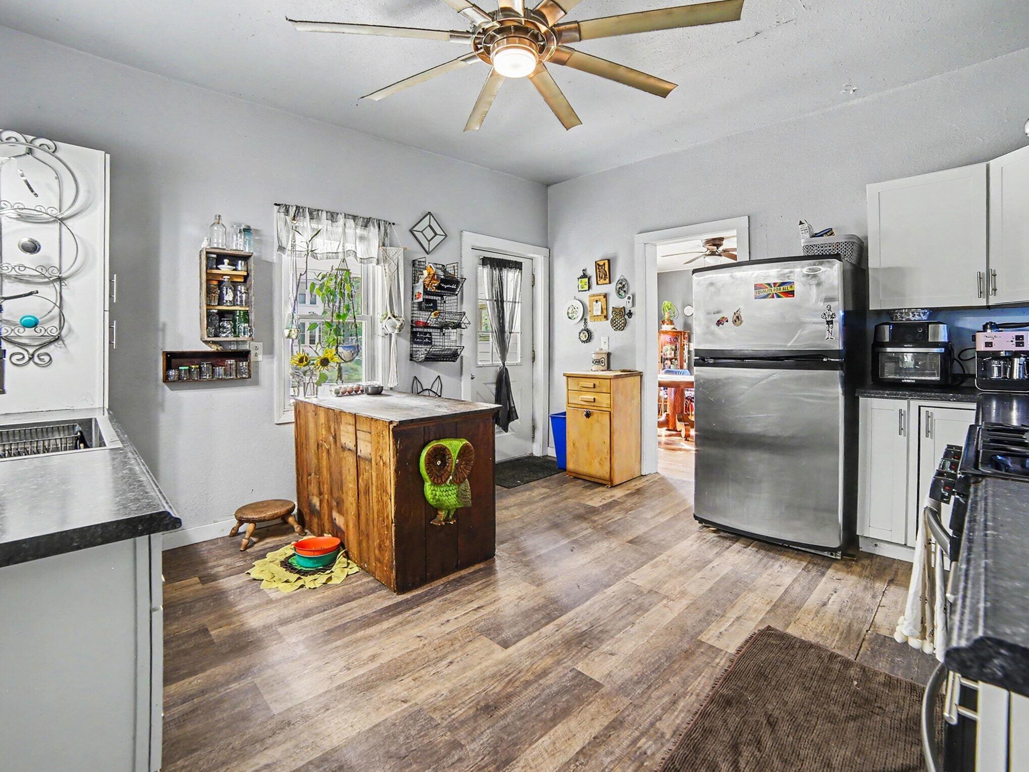 215 E Melendy Street Property Photo 8