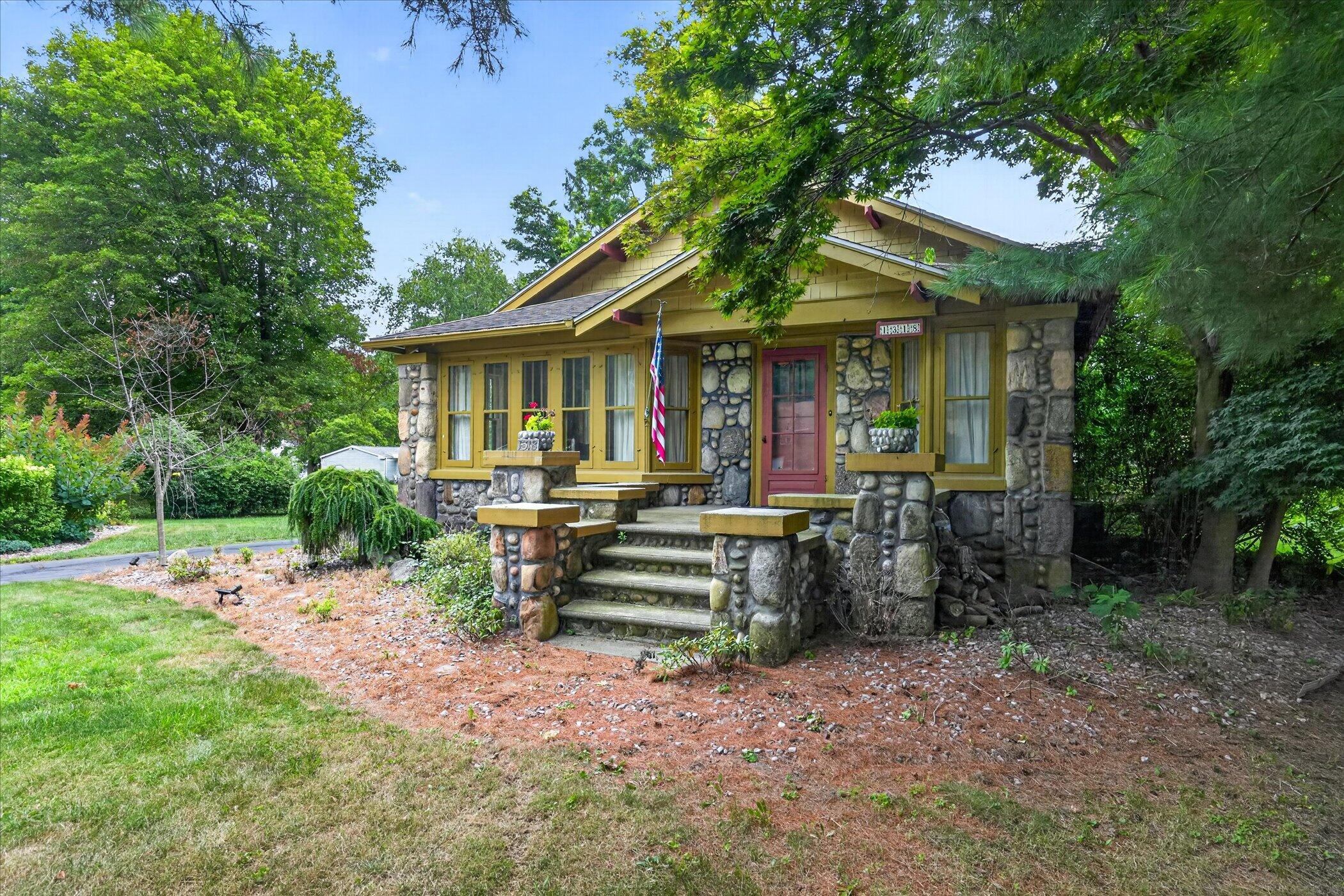 1318 E Michigan Avenue Property Photo 6