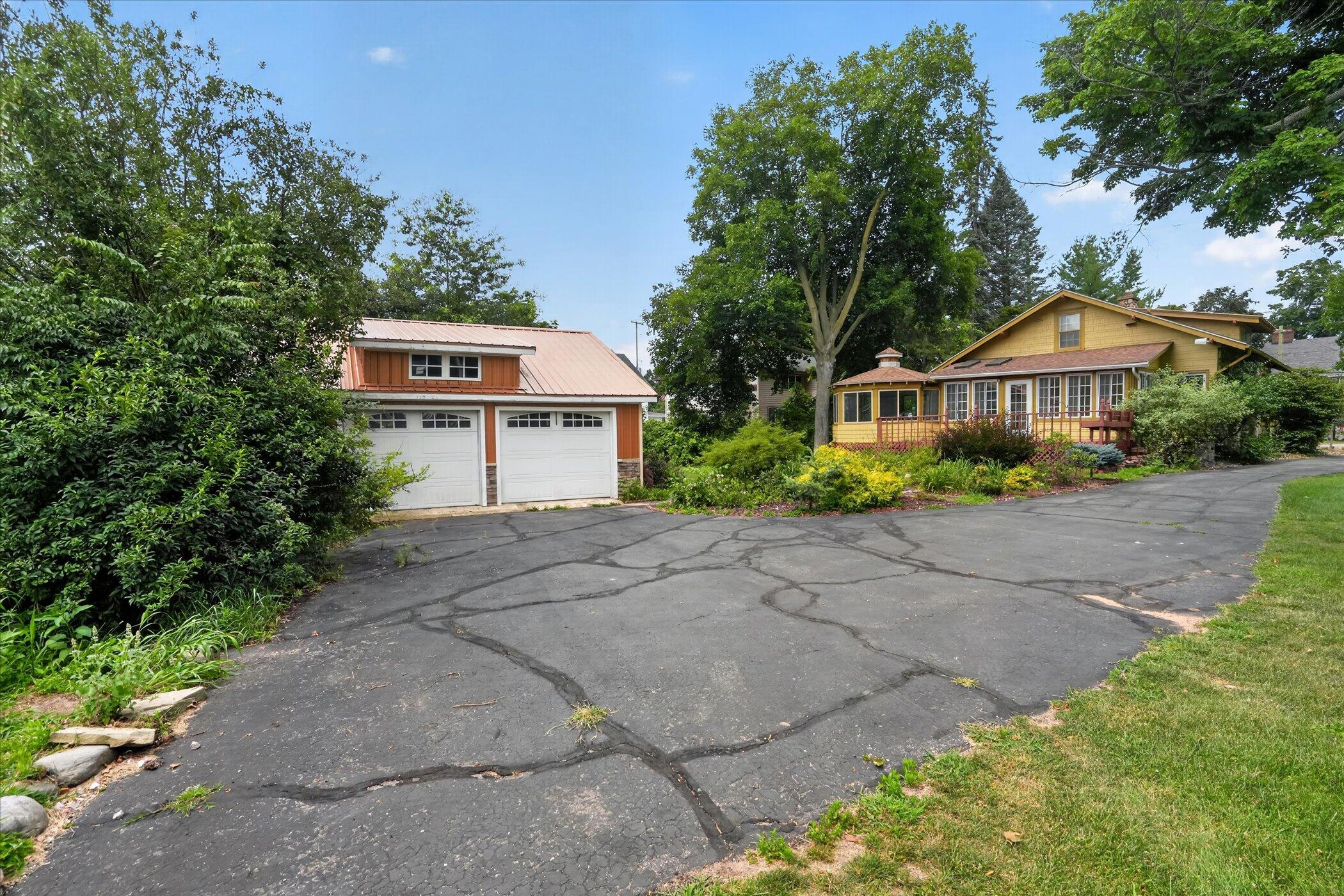 1318 E Michigan Avenue Property Photo 9