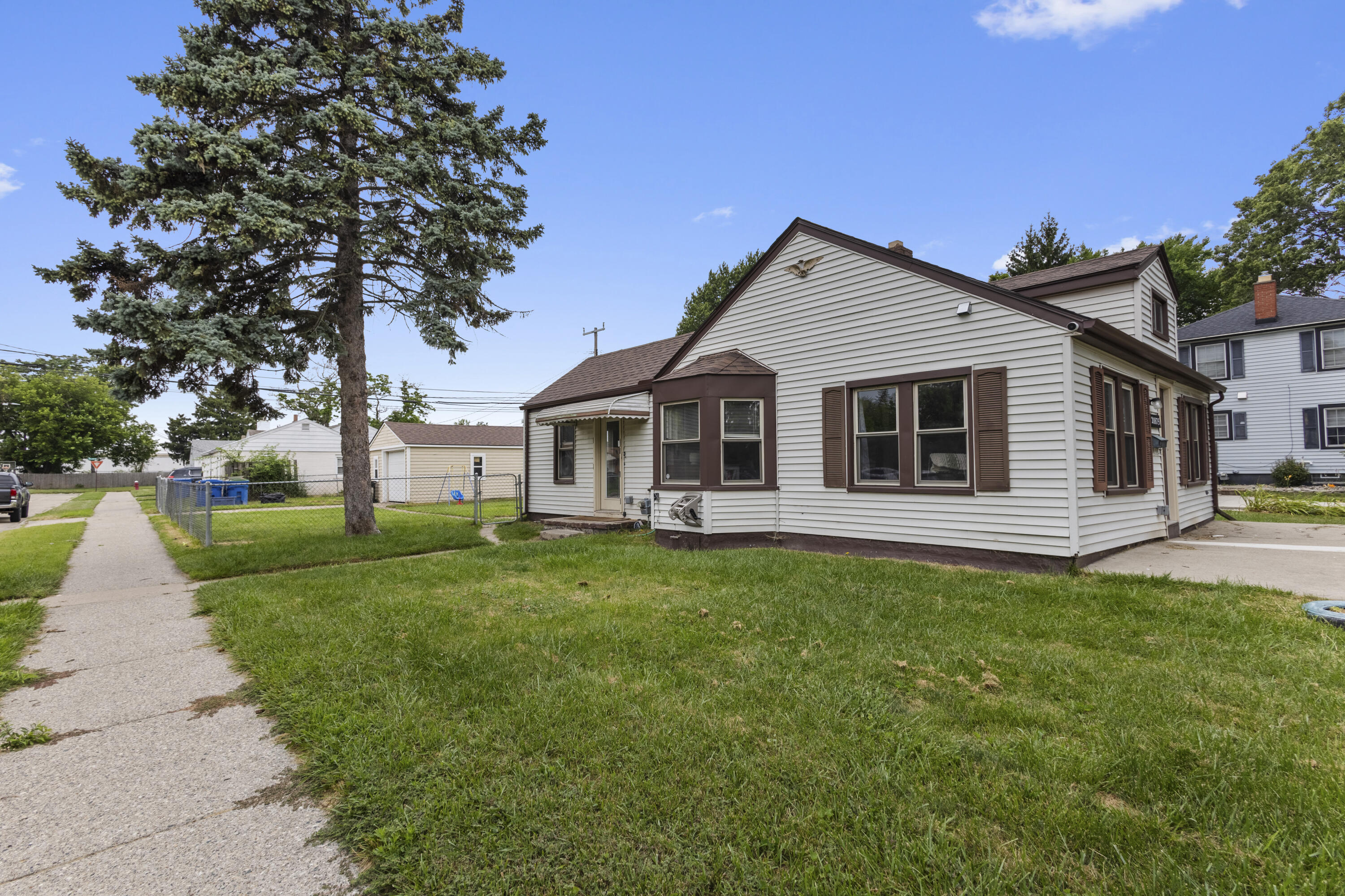 20875 Elroy Avenue Property Photo 3