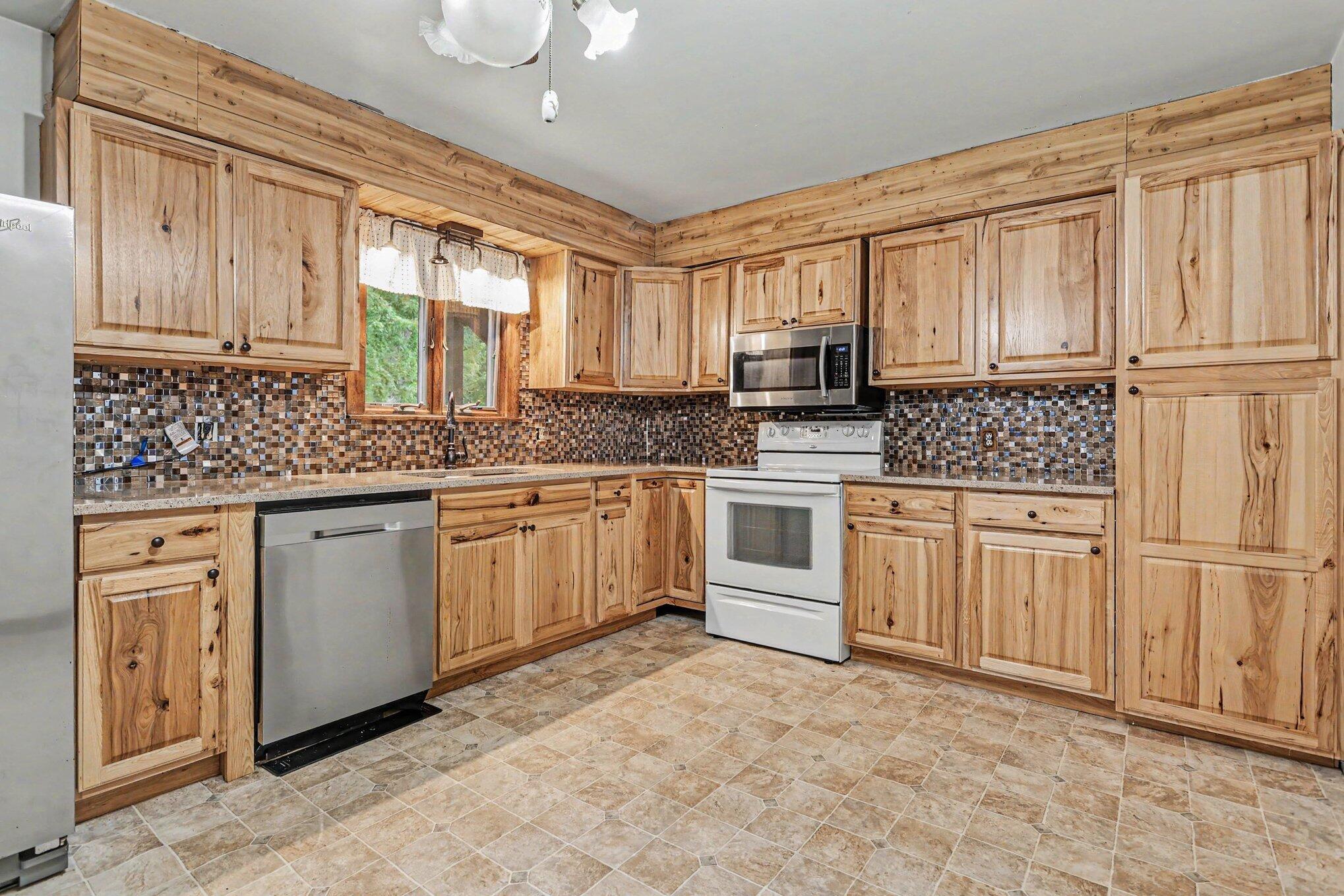 2785 Eaman Road Property Photo 10