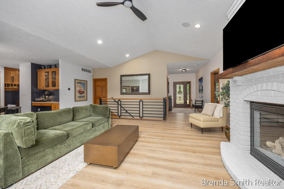 12189 White Pine Drive Property Photo 7