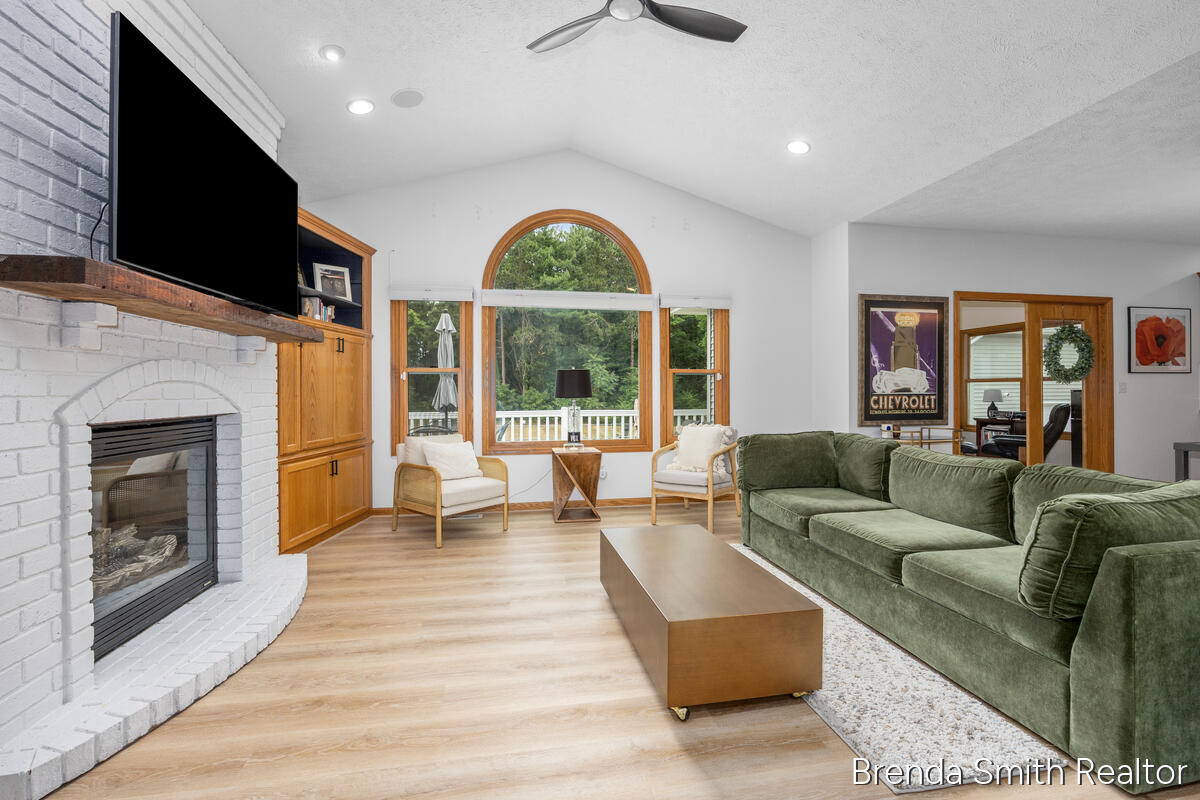 12189 White Pine Drive Property Photo 9