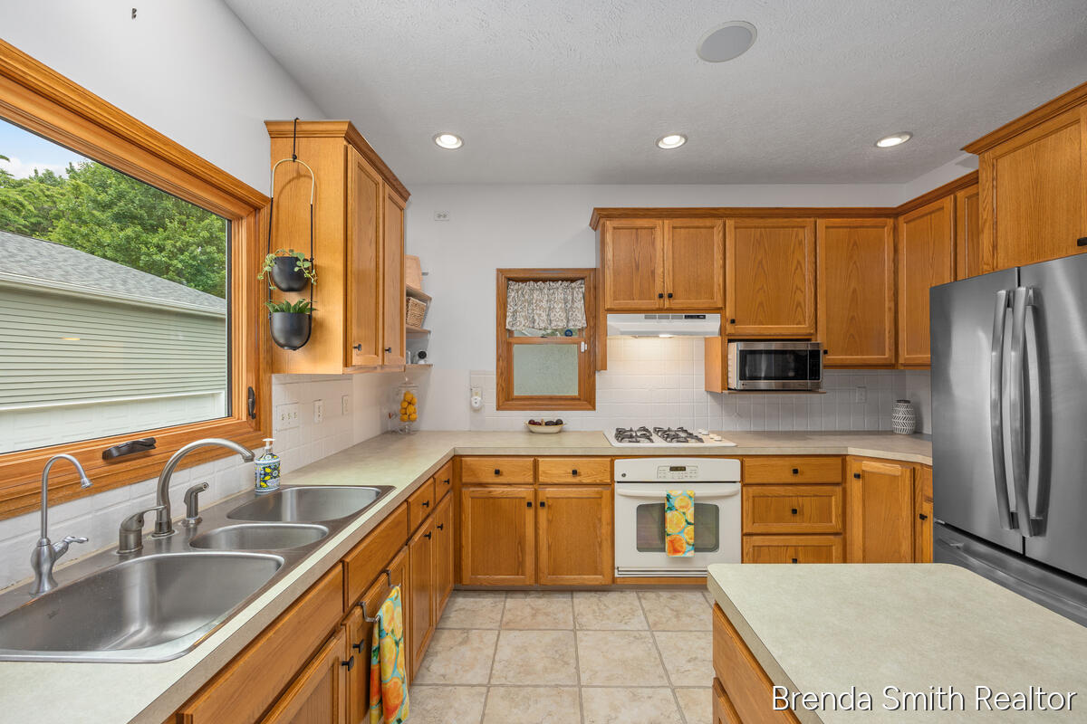 12189 White Pine Drive Property Photo 13