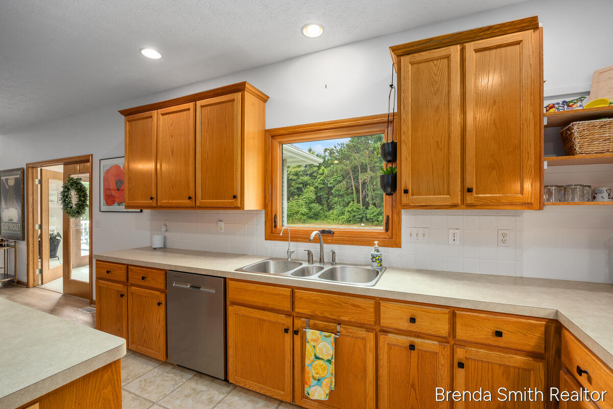 12189 White Pine Drive Property Photo 14