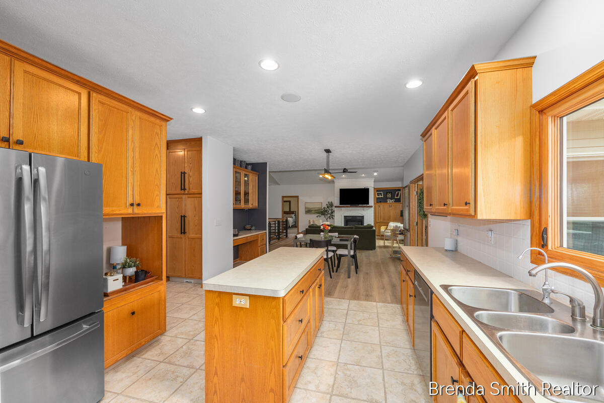 12189 White Pine Drive Property Photo 15