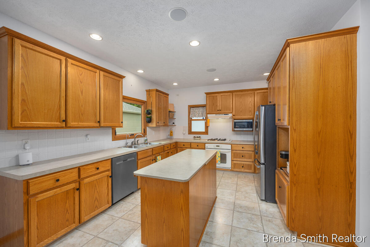 12189 White Pine Drive Property Photo 16