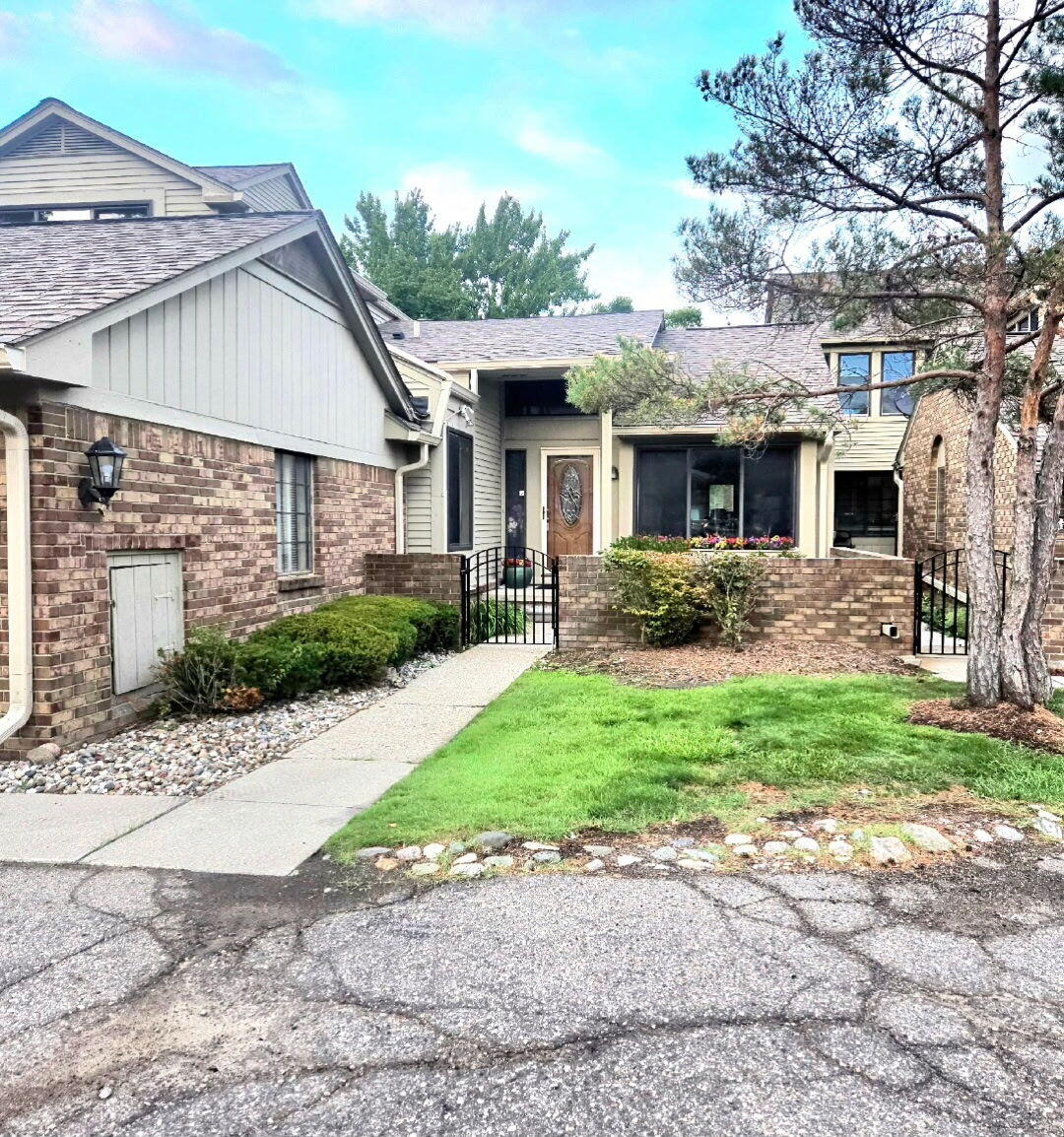 7229 Creeks Bend Drive Property Photo 1