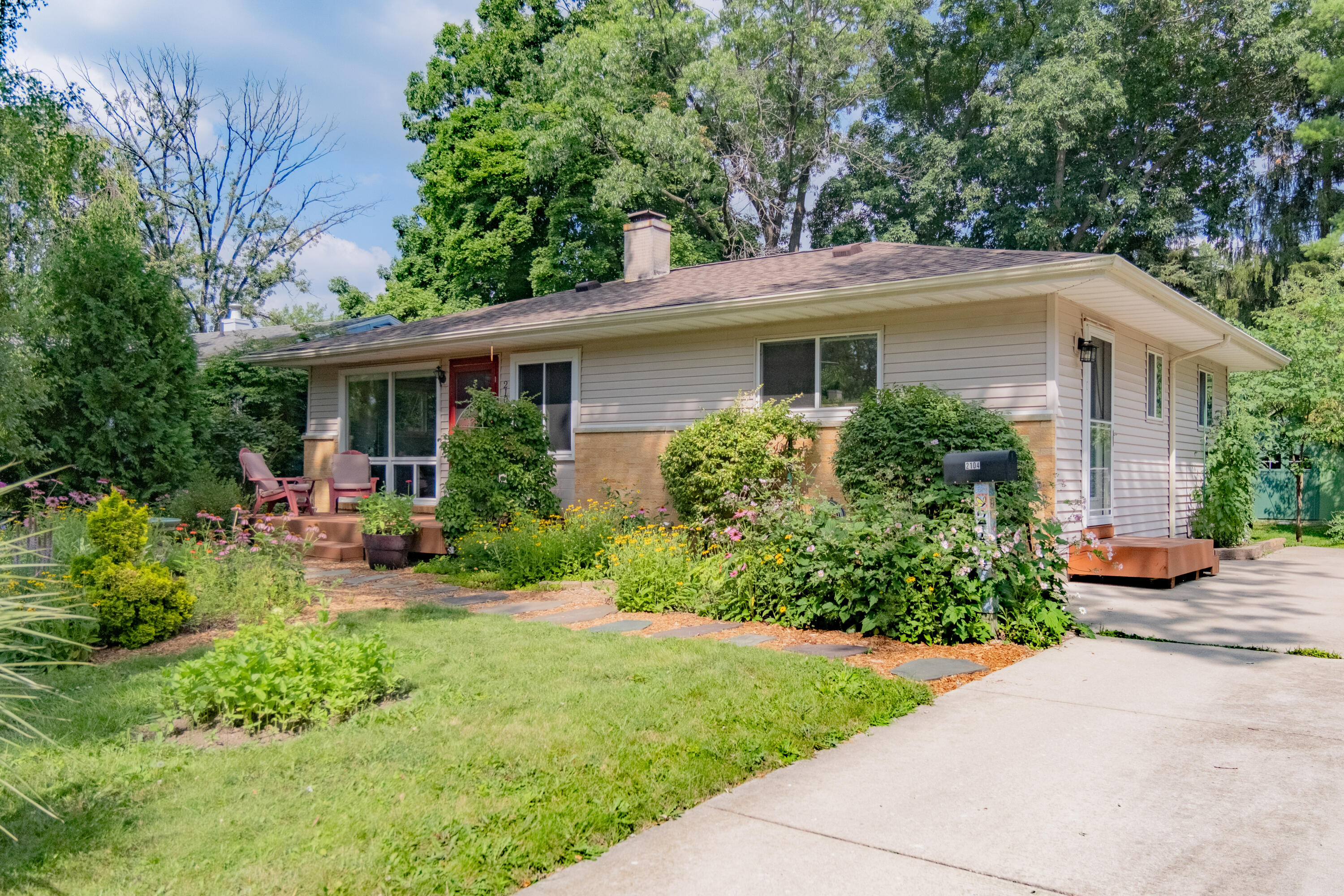2104 S Circle Drive Property Photo 1