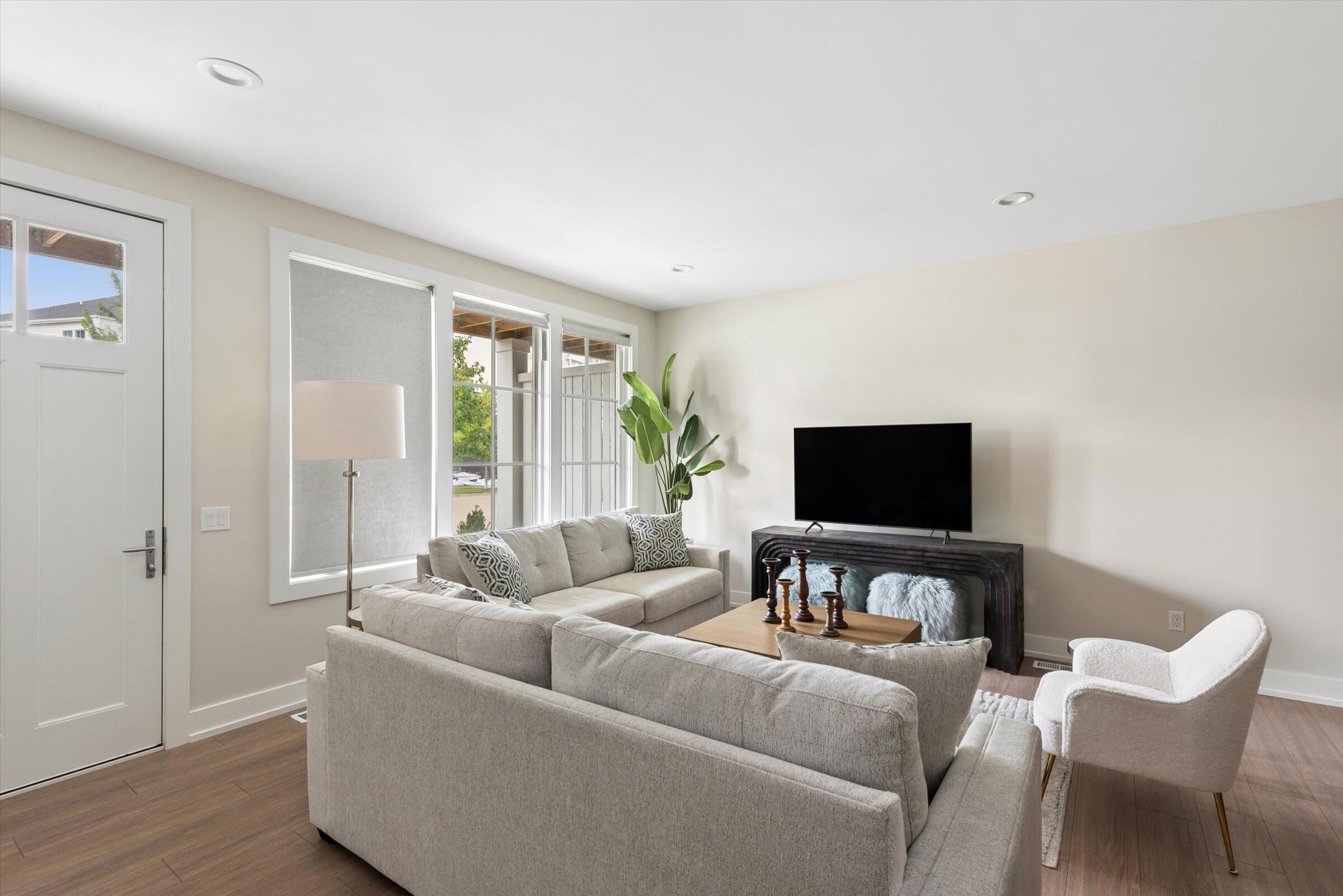 929 Harbor Drive E Property Photo 3
