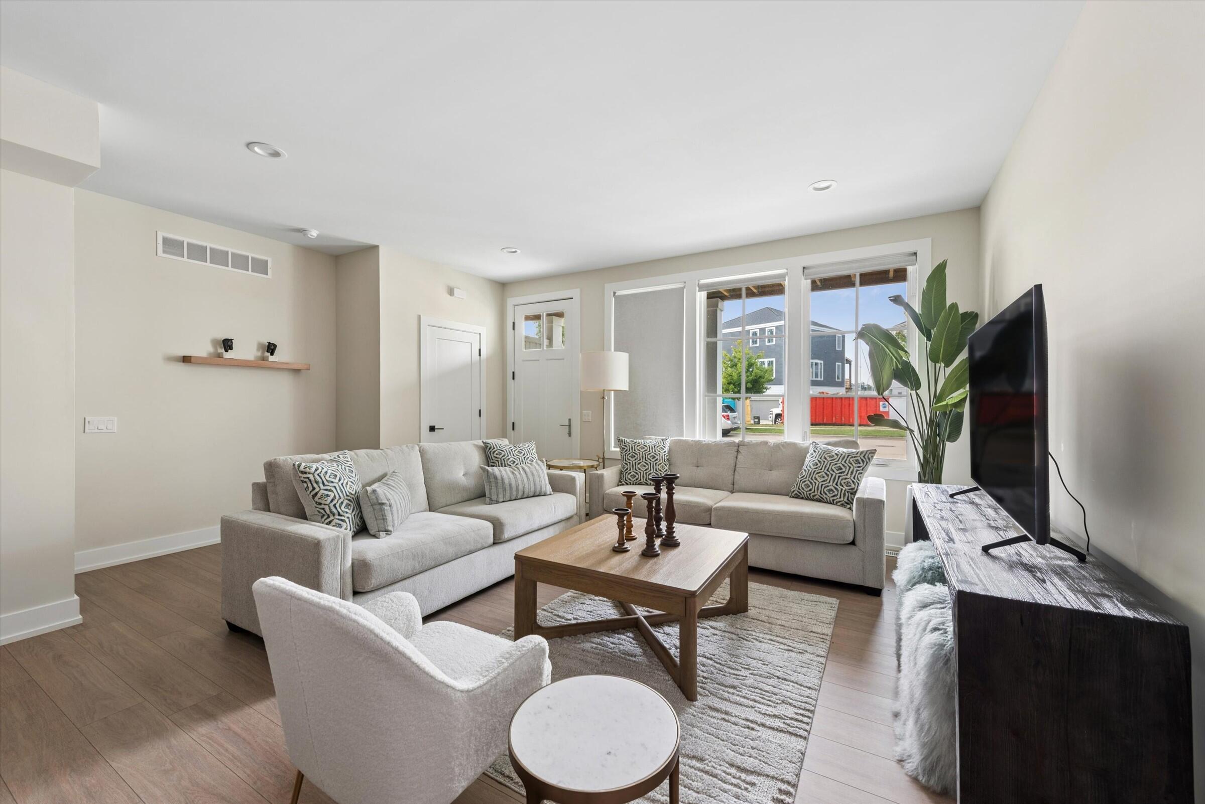 929 Harbor Drive E Property Photo 4