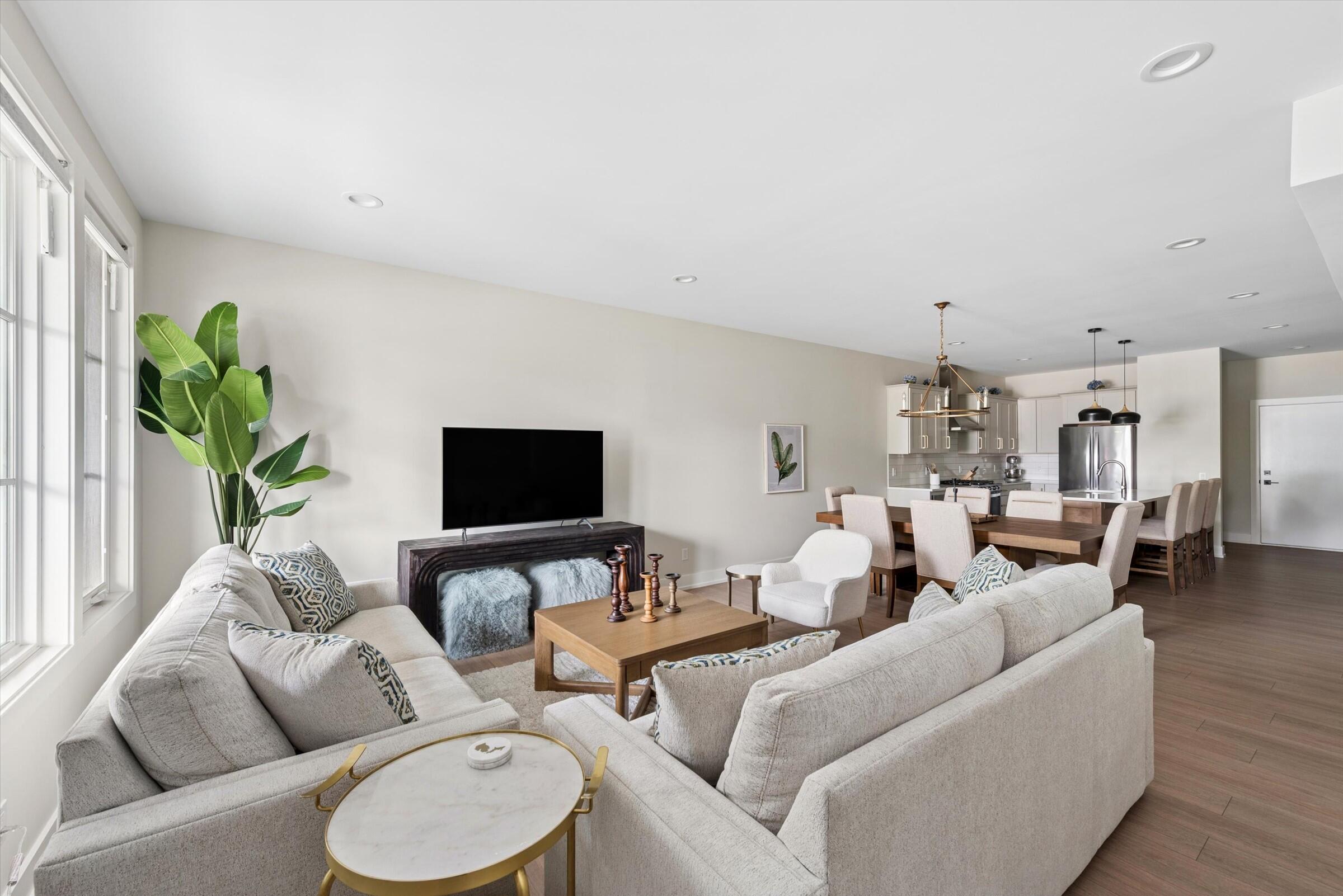 929 Harbor Drive E Property Photo 5