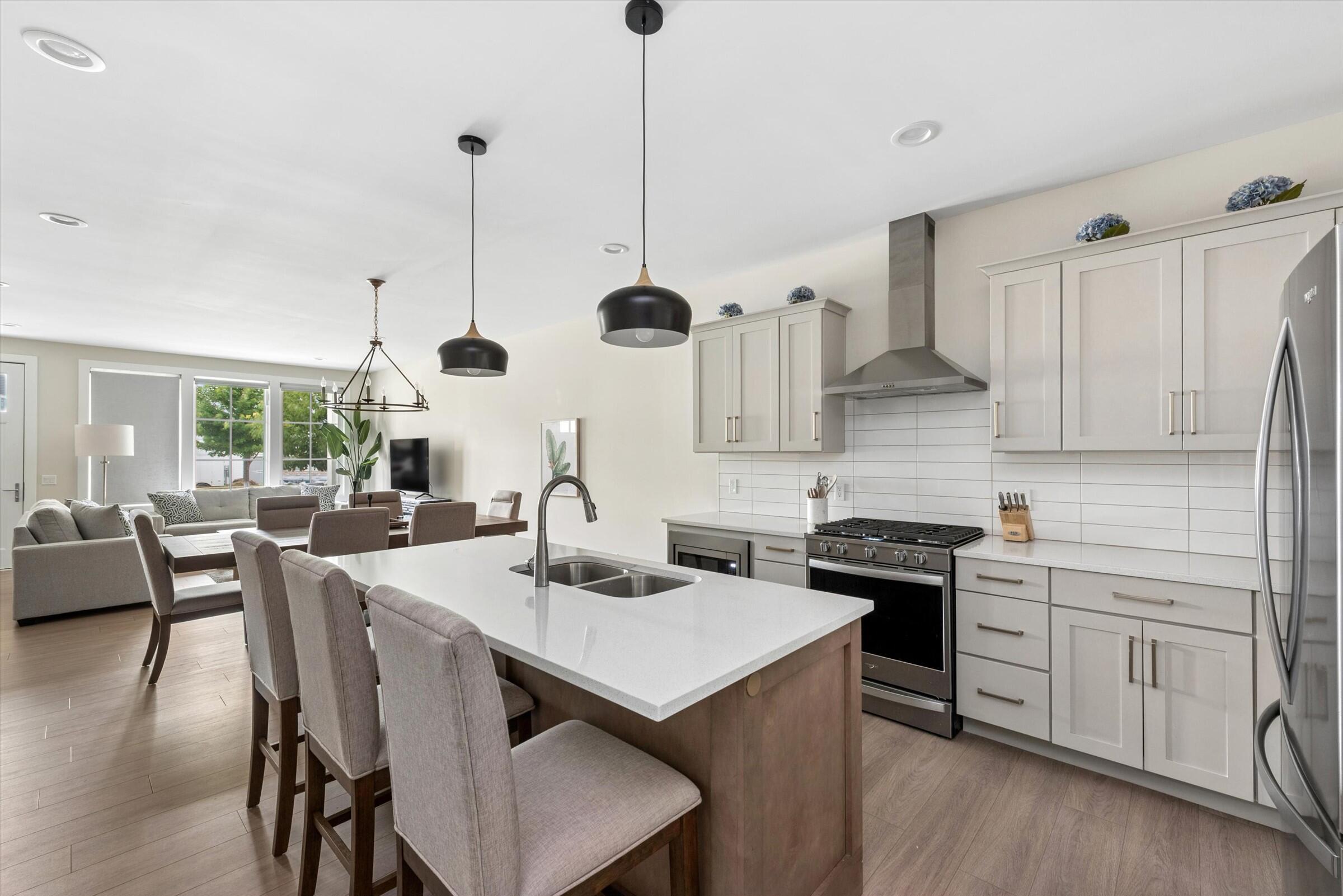 929 Harbor Drive E Property Photo 8