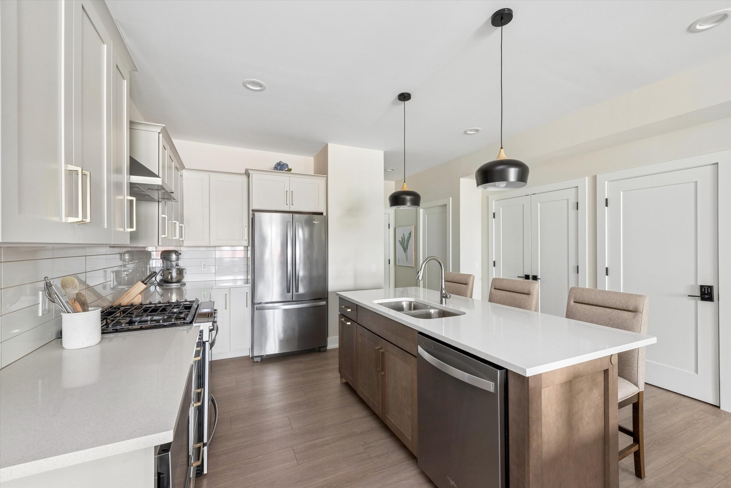 929 Harbor Drive E Property Photo 11