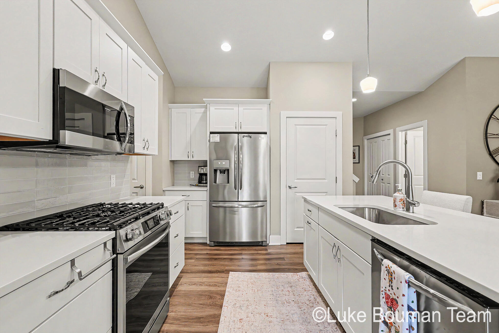1420 Eagle Shore Court Property Photo 4