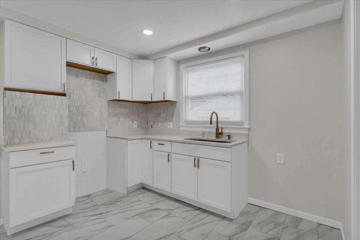 17217 Plainview Avenue Property Photo 8