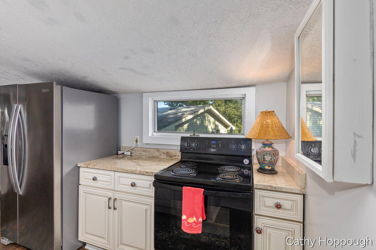 2621 Lansing Street Property Photo 9