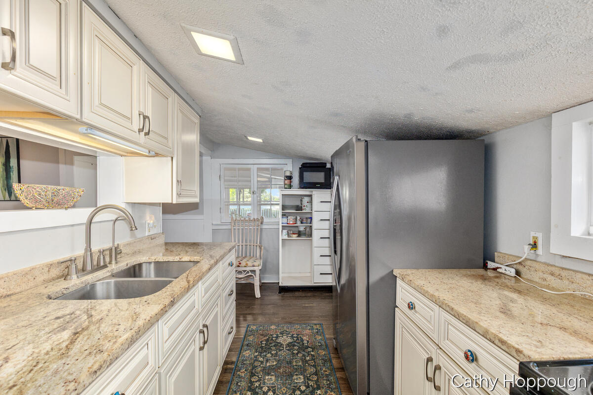 2621 Lansing Street Property Photo 12