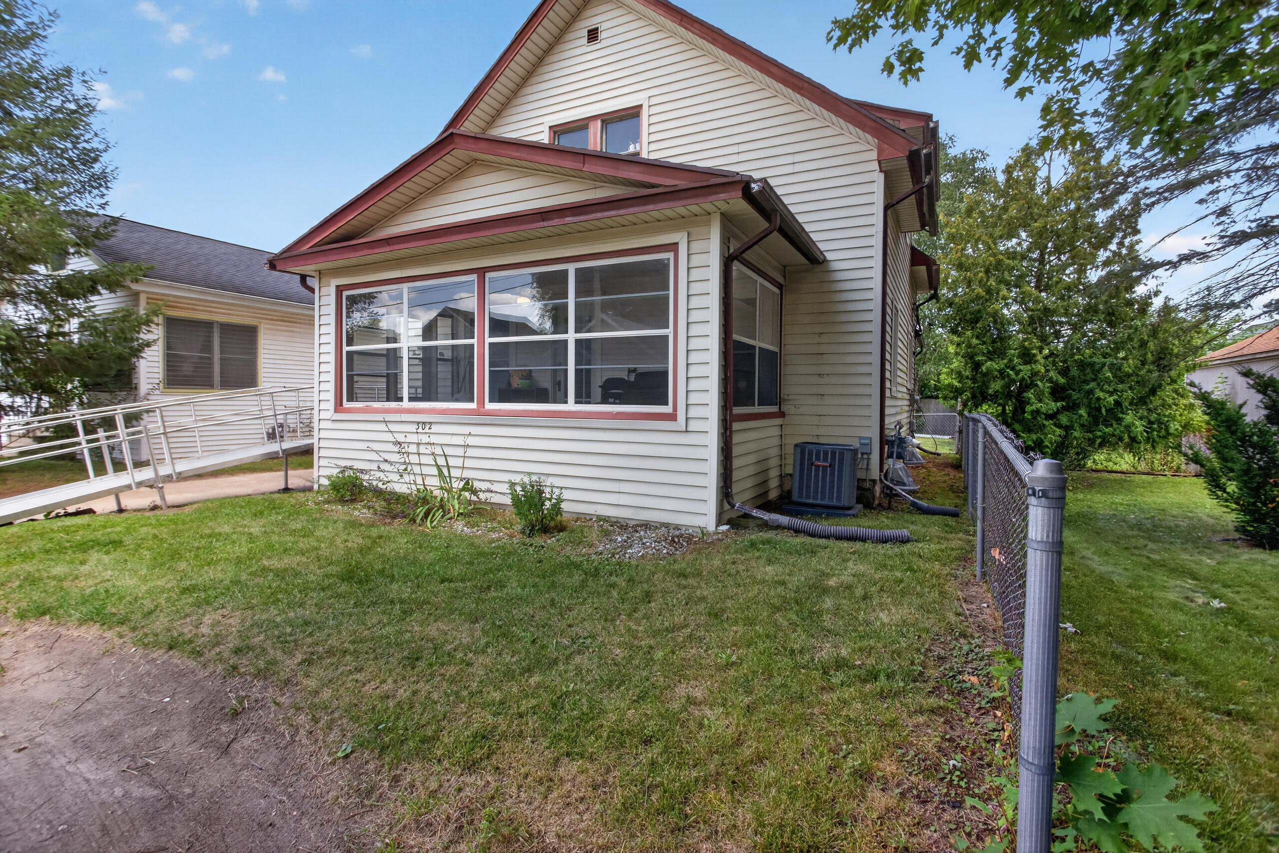 302 Cass Avenue Property Photo 4