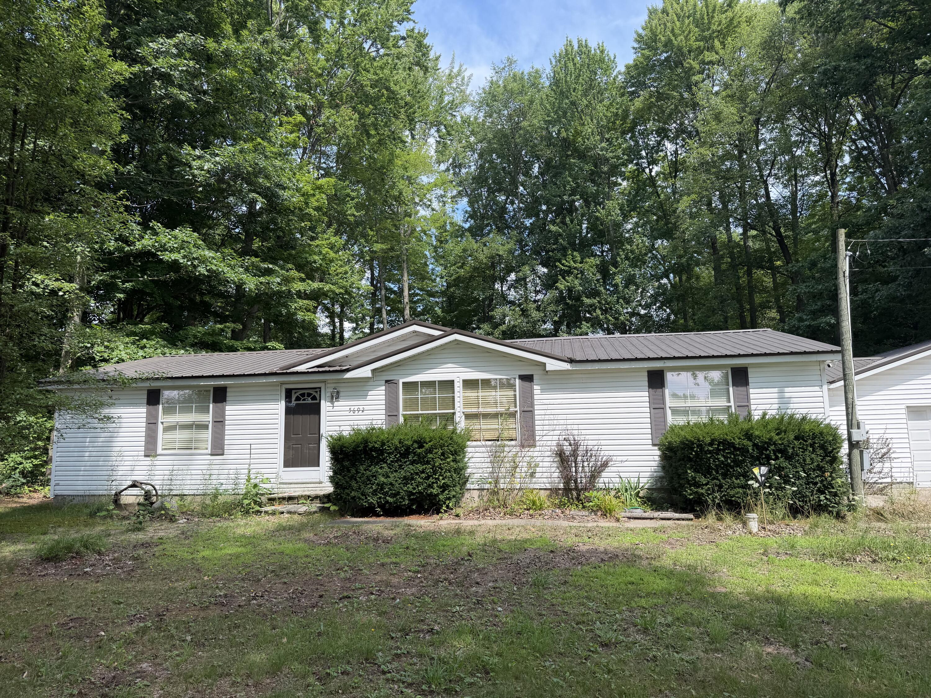 5692 E Loop Road Property Photo 1