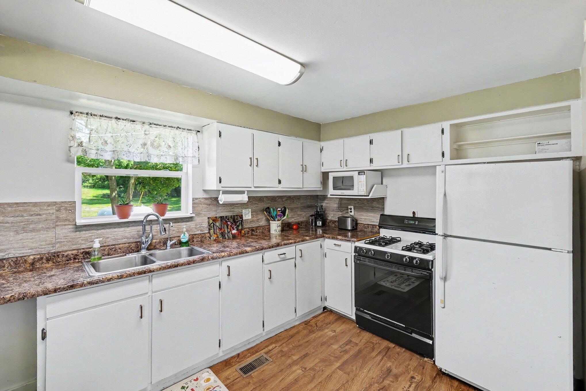 5366 Folks Road Property Photo 7