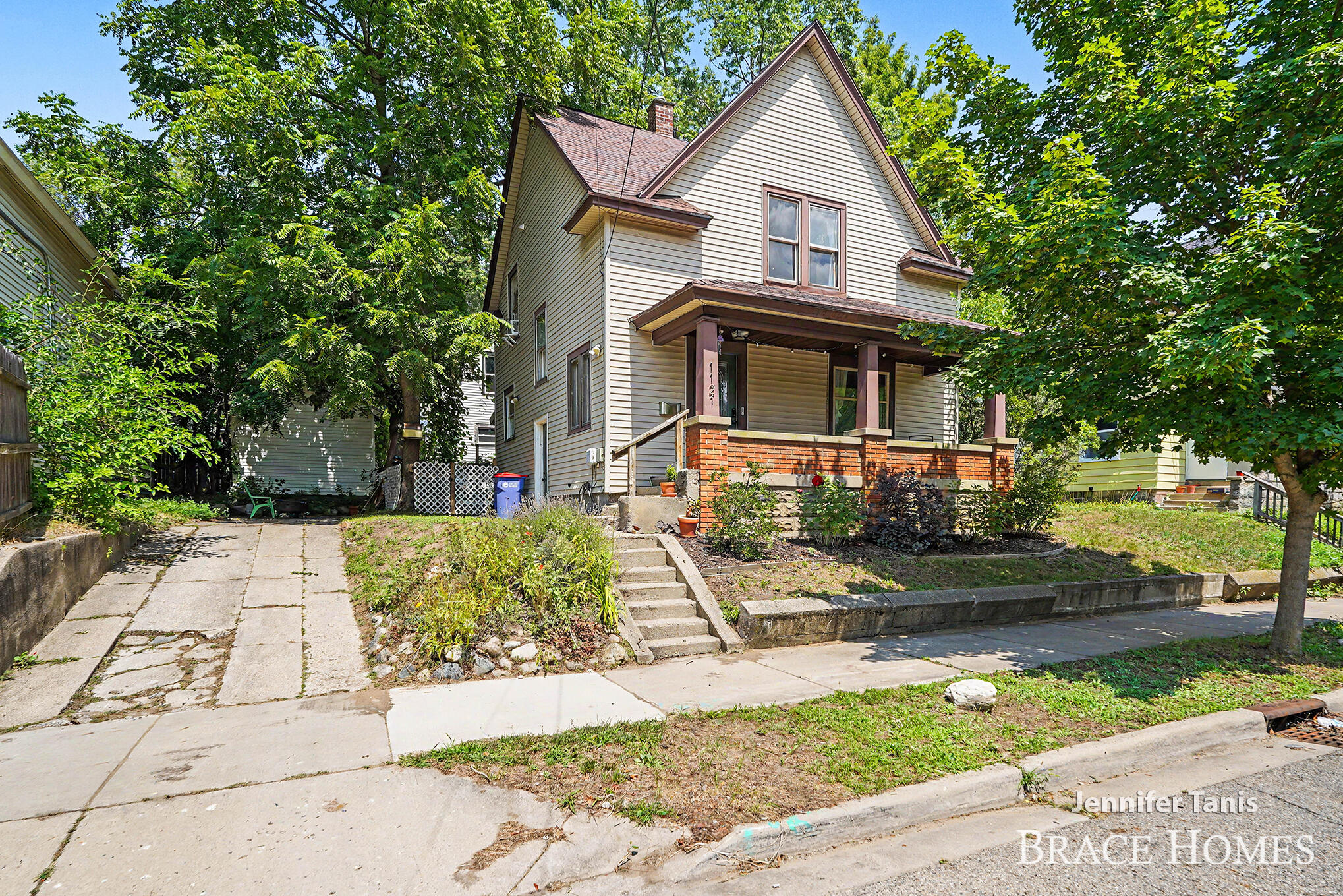 1121 Baxter Street Se Property Photo 1