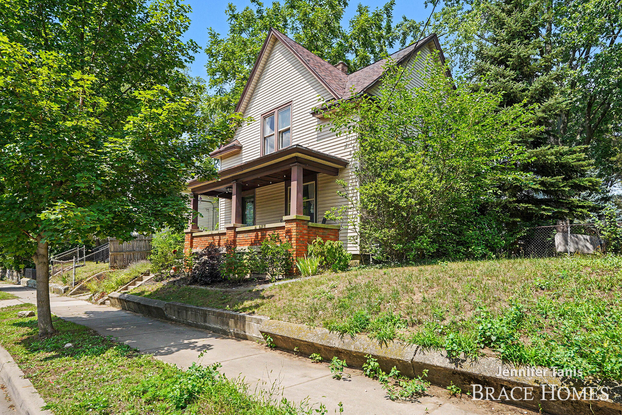 1121 Baxter Street Se Property Photo 2