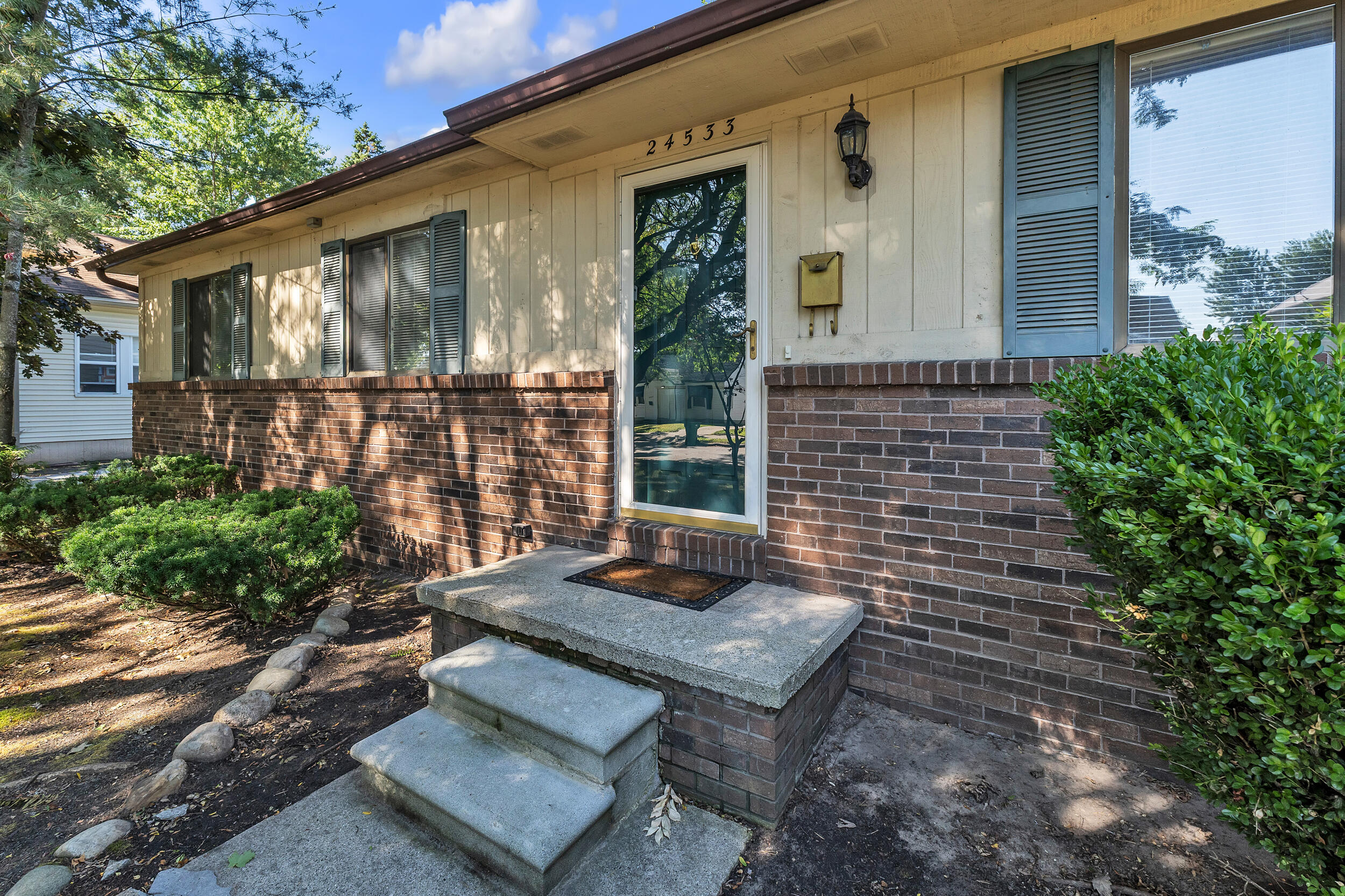 24533 Grove Avenue Property Photo 3