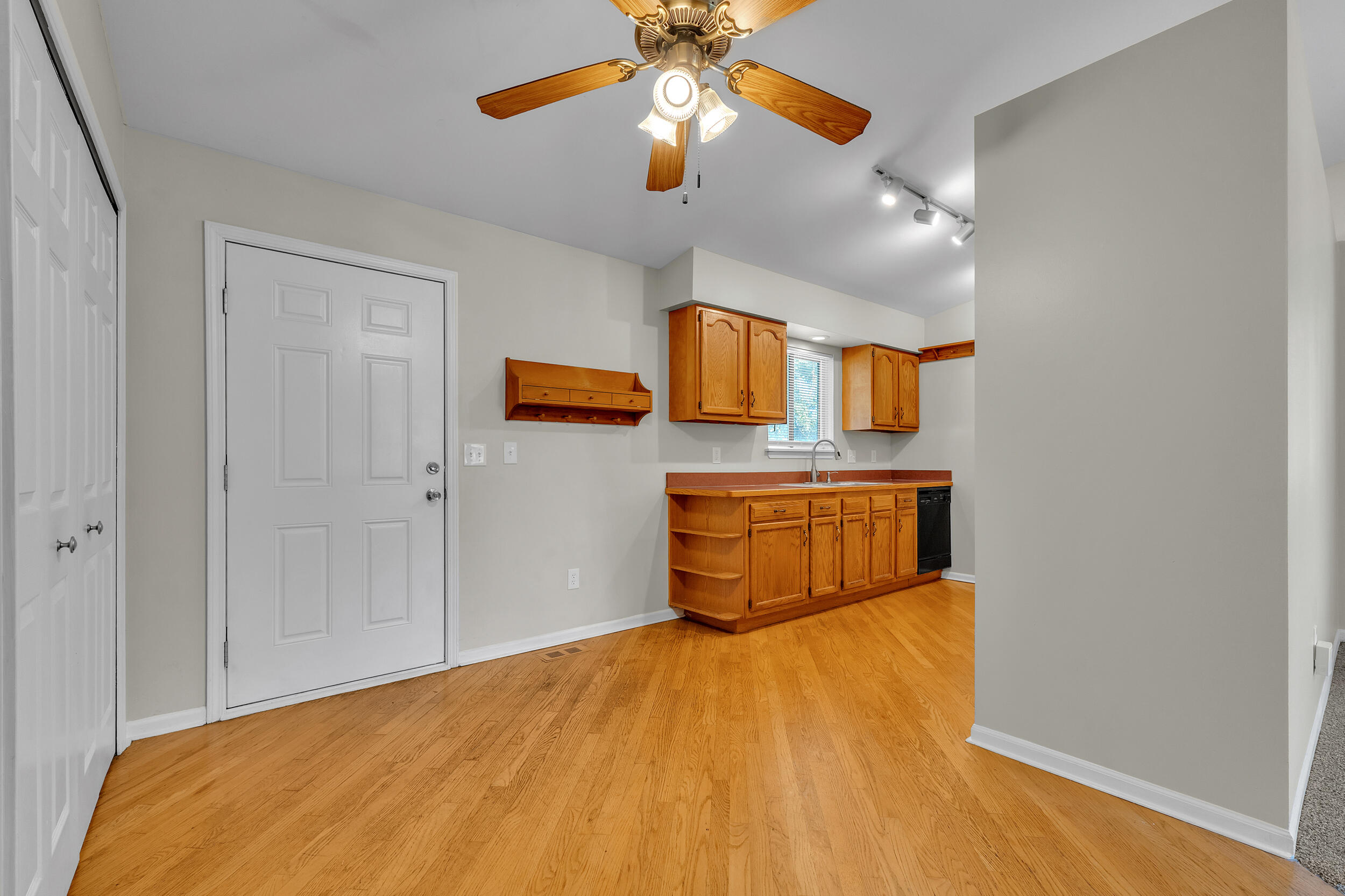 24533 Grove Avenue Property Photo 10