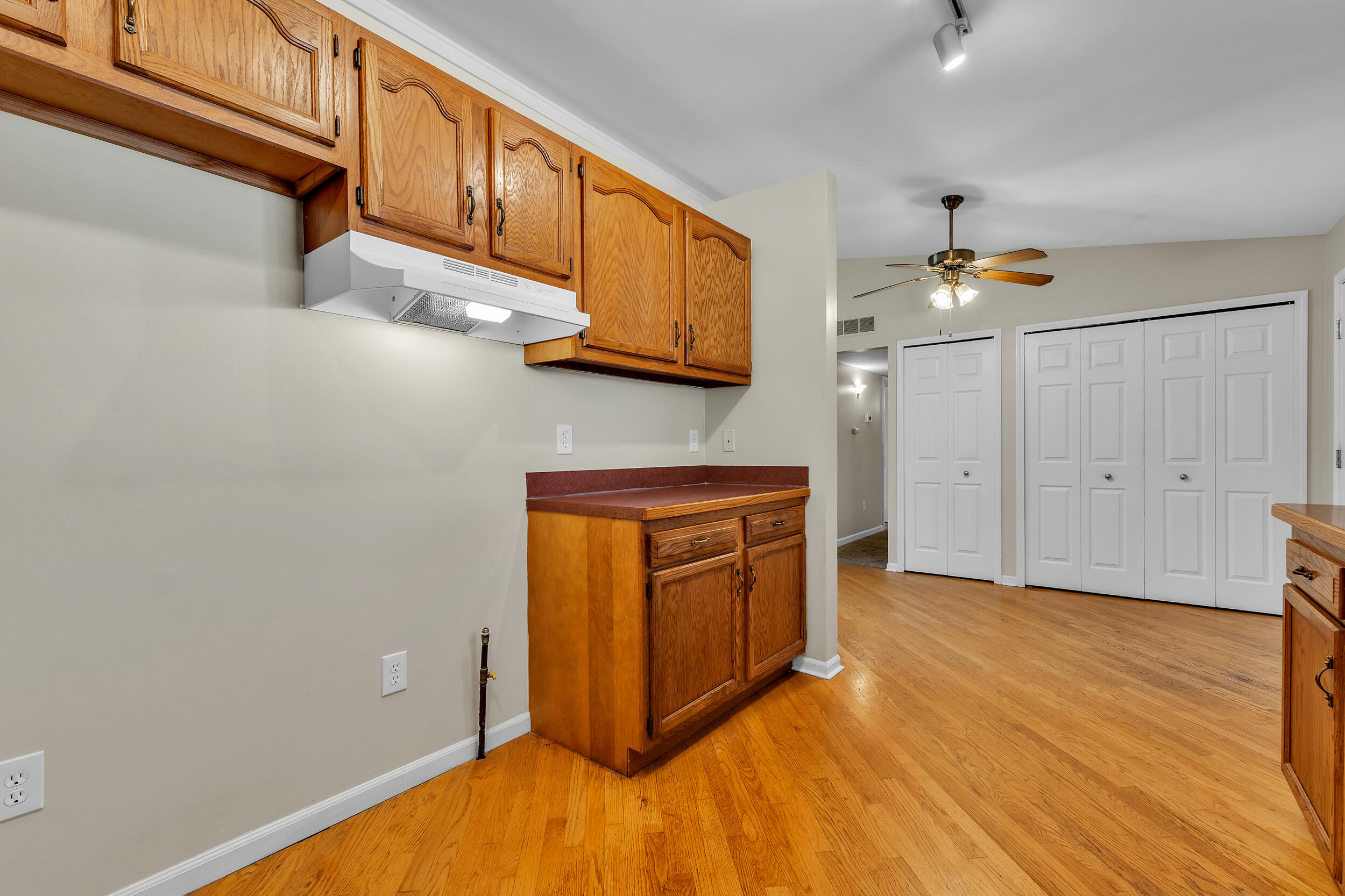 24533 Grove Avenue Property Photo 15