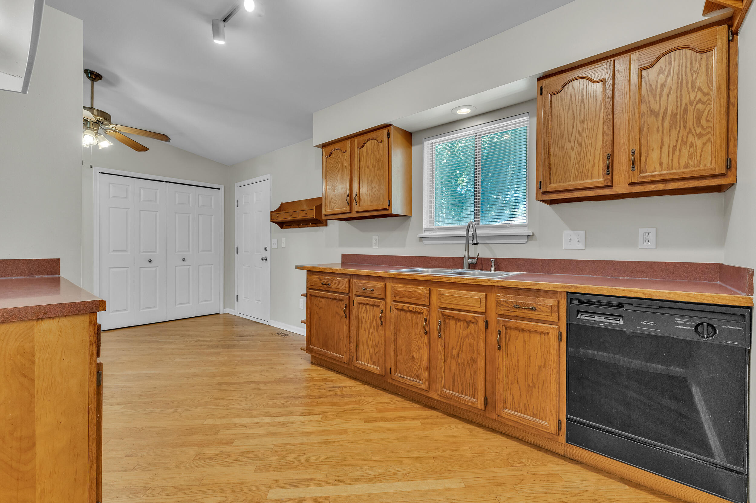 24533 Grove Avenue Property Photo 16