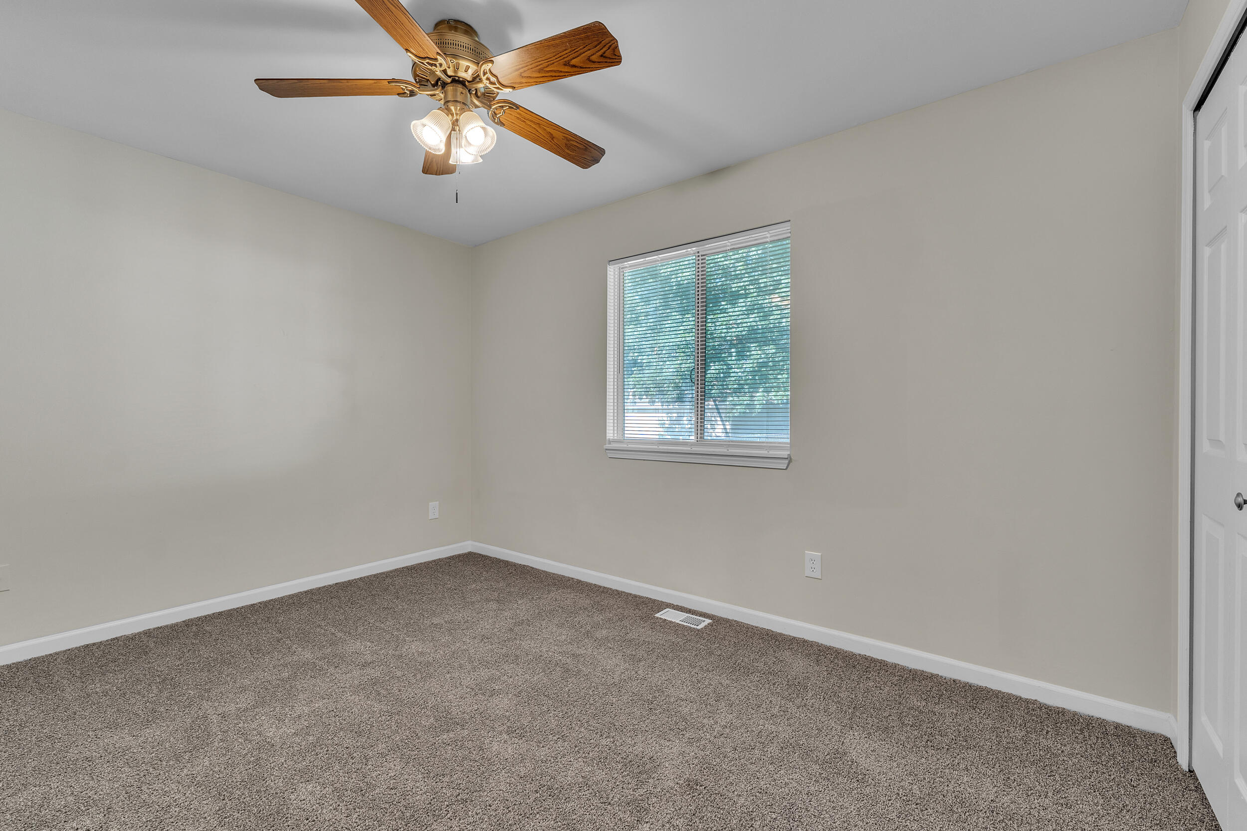 24533 Grove Avenue Property Photo 19