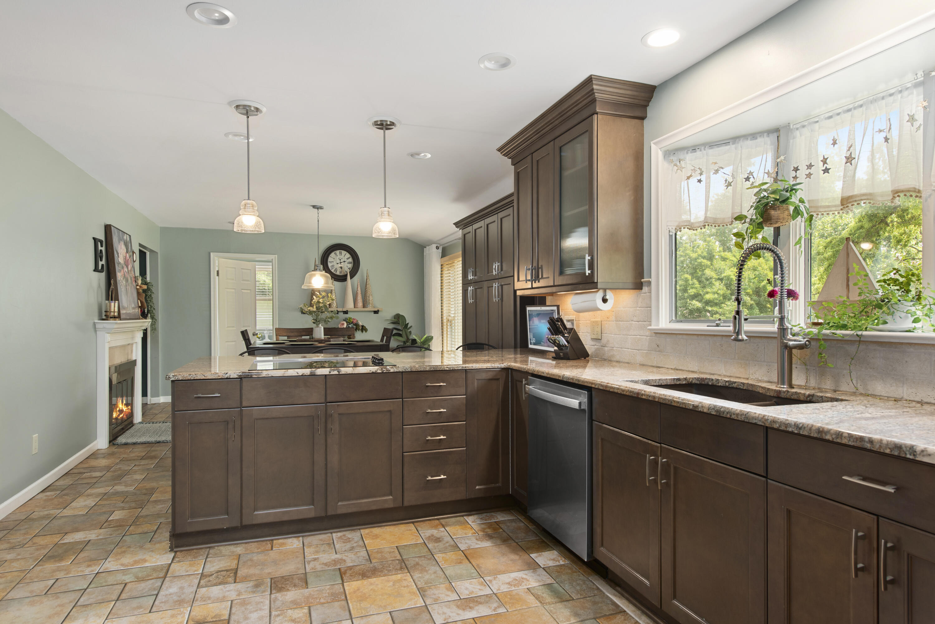 899 Fox Run Property Photo 6
