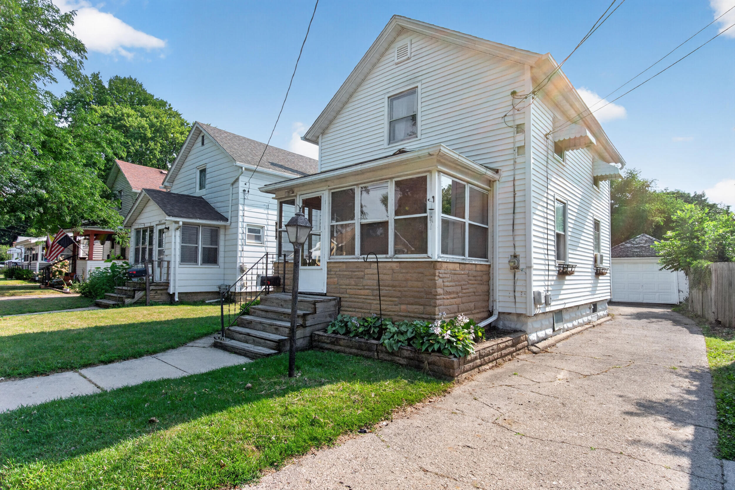 905 N Elm Avenue