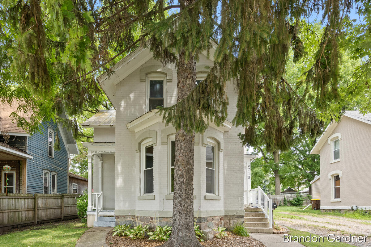 218 E Adams Street Property Photo 1