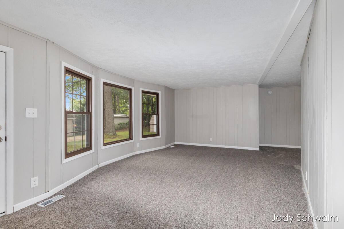 7129 Eldred Avenue Ne Property Photo 7