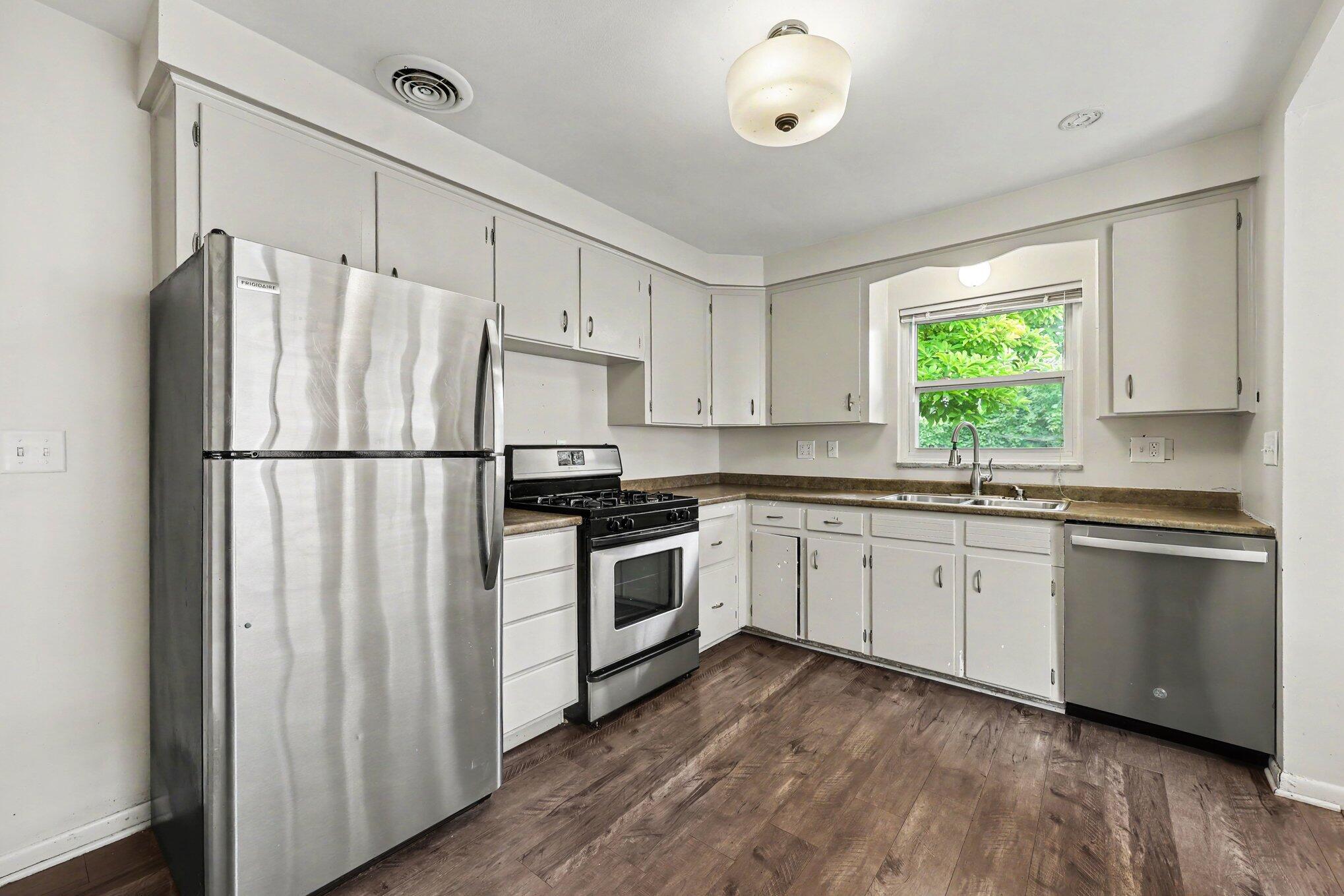 1597 Greenview Drive Property Photo 7