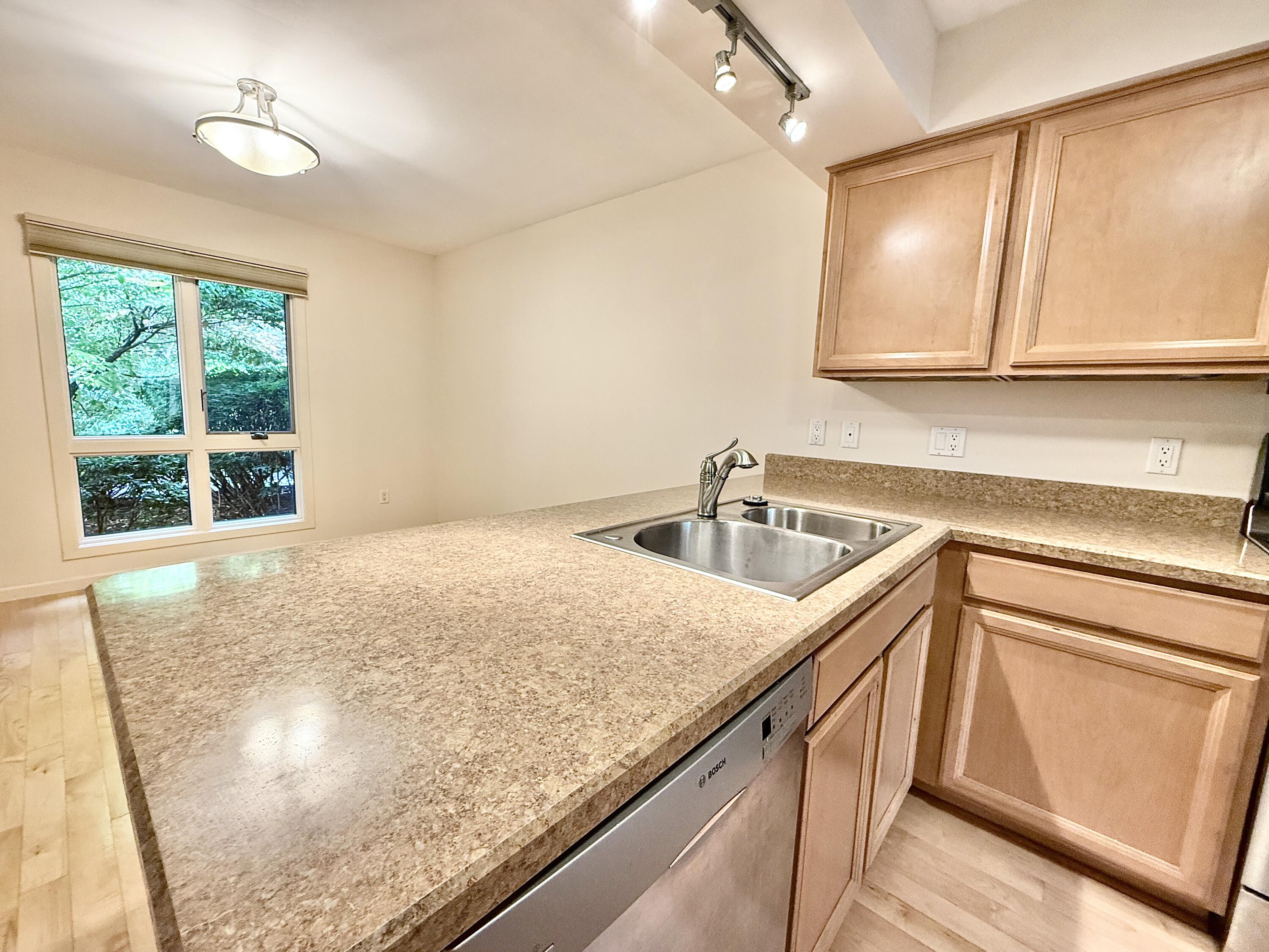 1046 Greenhills Drive Property Photo 10