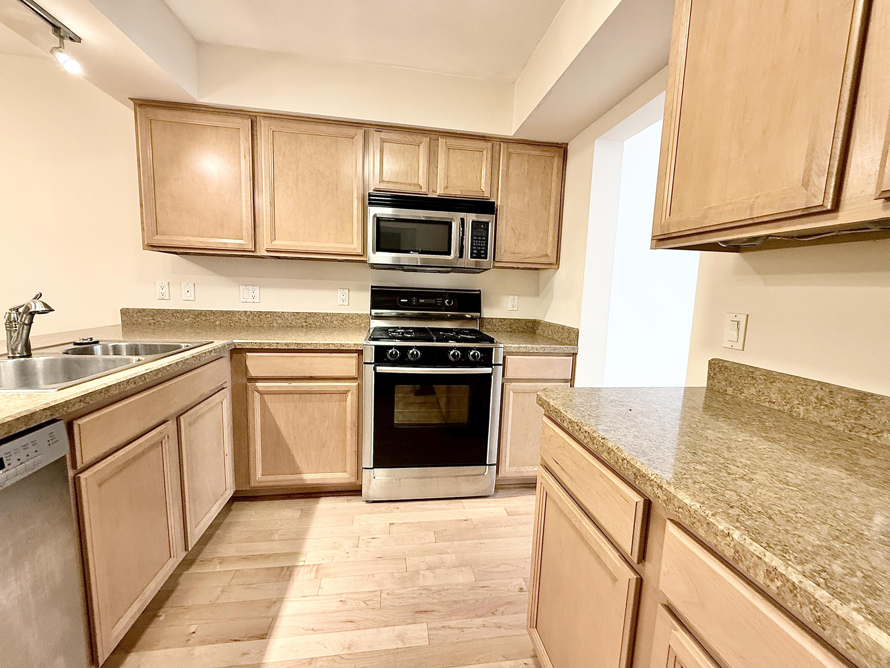 1046 Greenhills Drive Property Photo 11