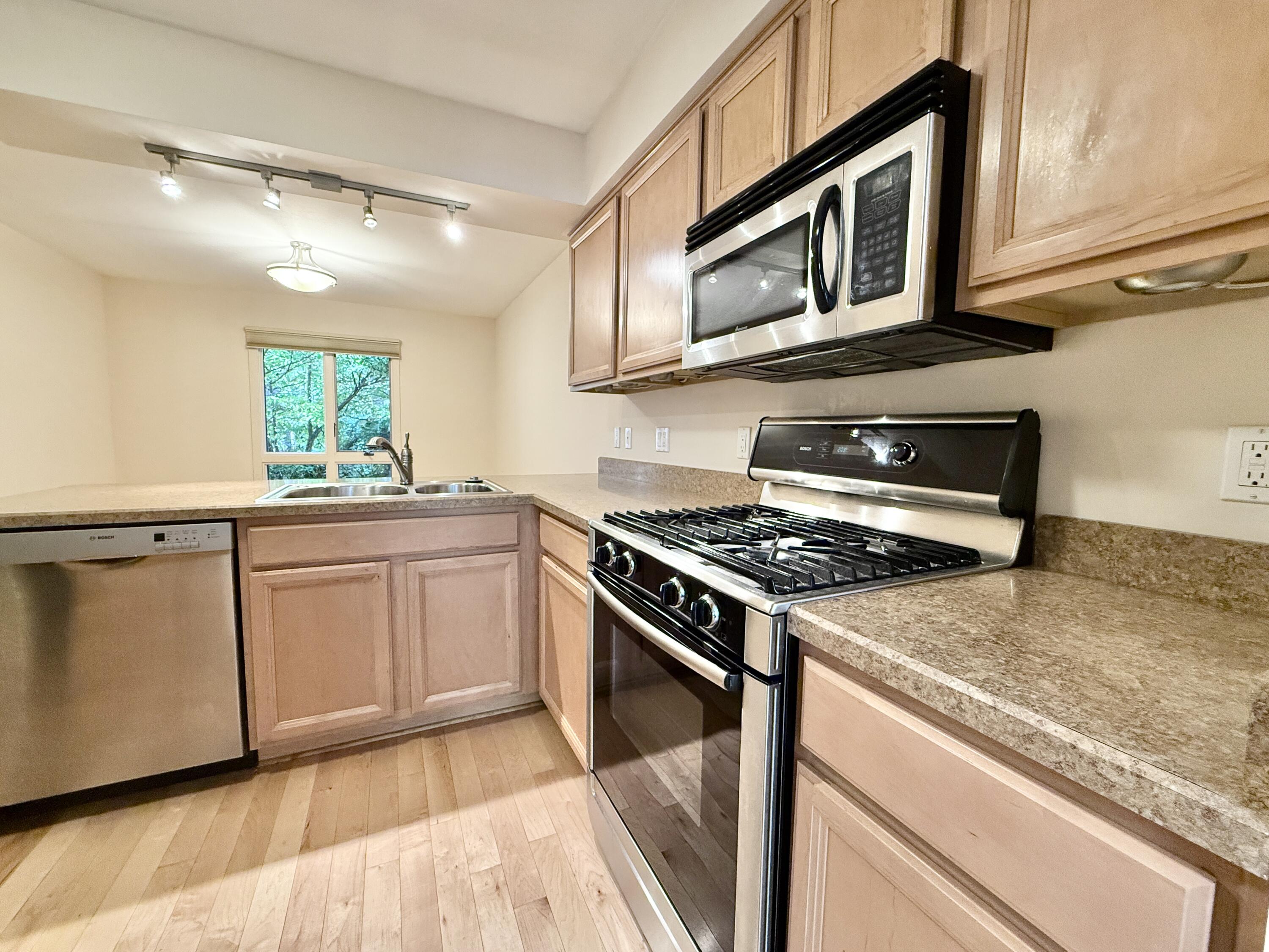 1046 Greenhills Drive Property Photo 12