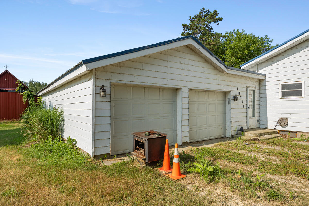 18757 N County Line Road Property Photo 3