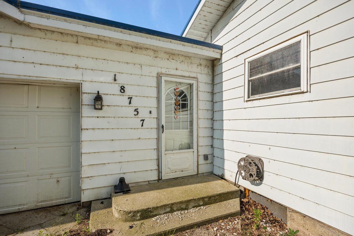 18757 N County Line Road Property Photo 4