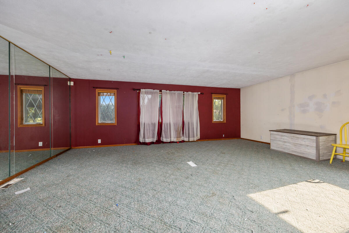 18757 N County Line Road Property Photo 5