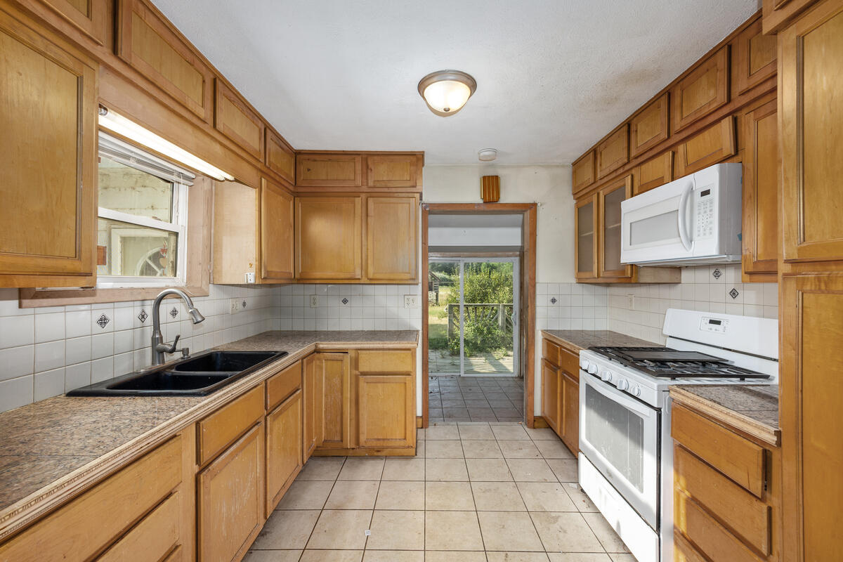 18757 N County Line Road Property Photo 10