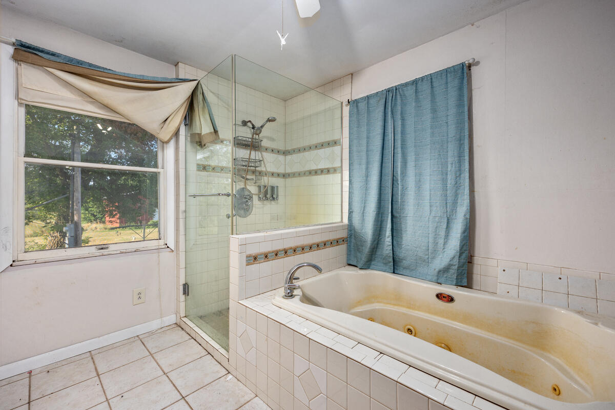 18757 N County Line Road Property Photo 14