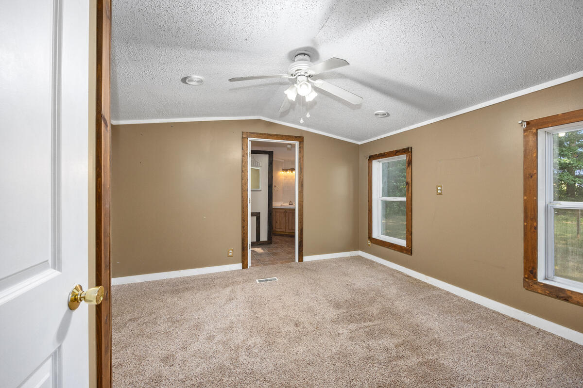 18757 N County Line Road Property Photo 31