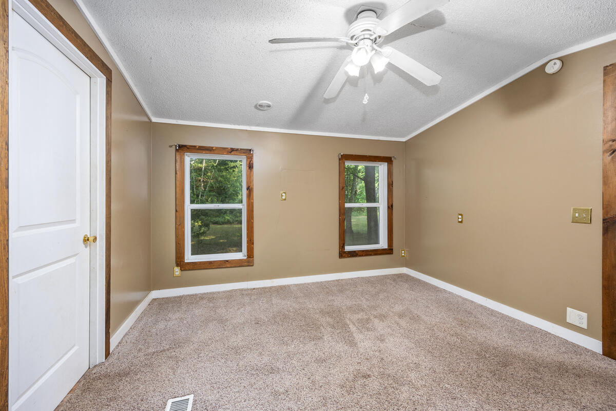 18757 N County Line Road Property Photo 32
