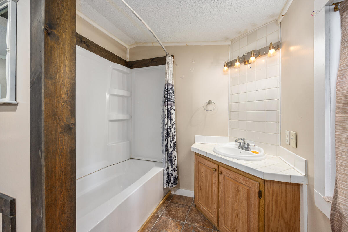 18757 N County Line Road Property Photo 33